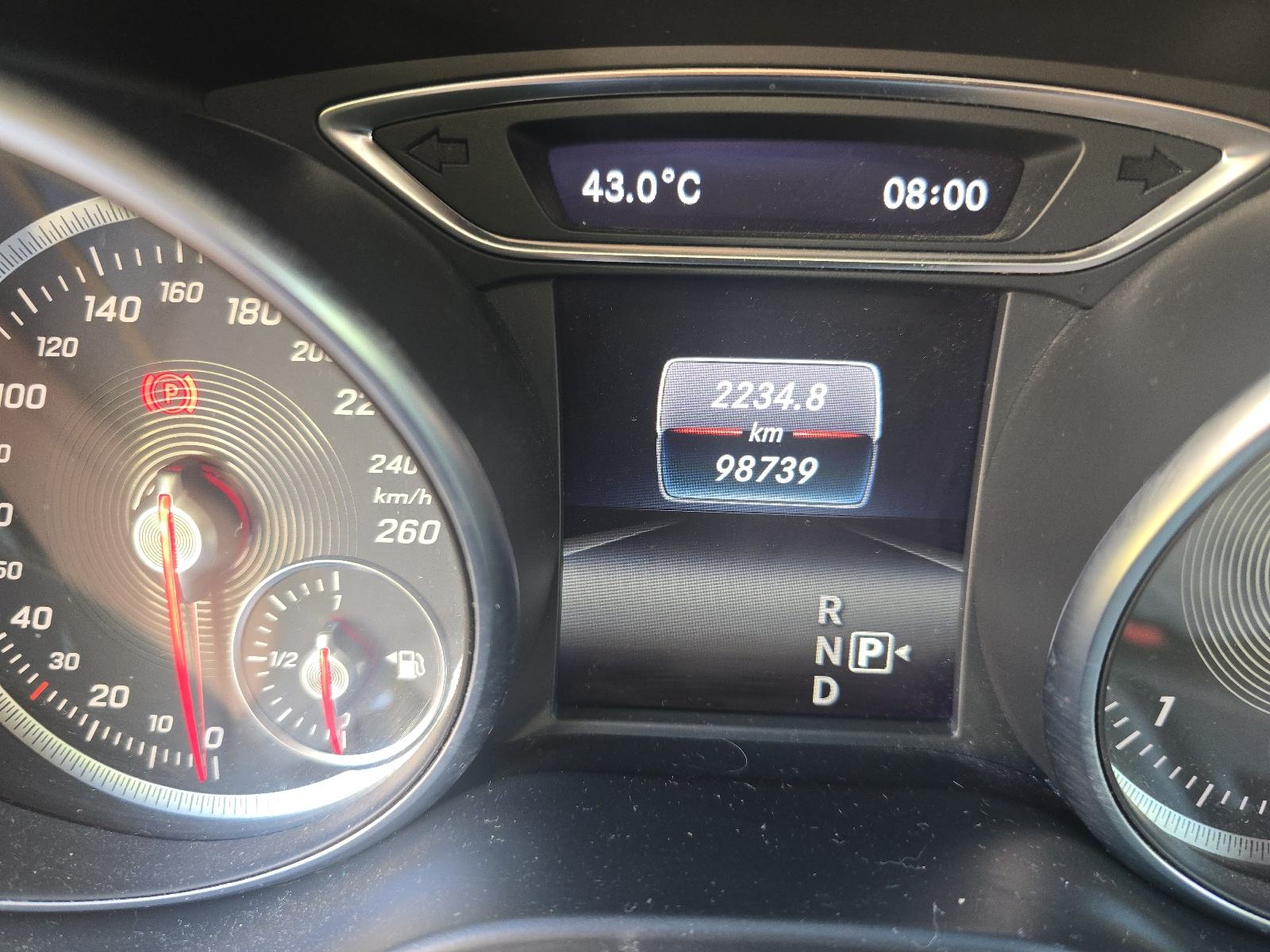 Mercedes-Benz GLA 200 automatik, fotografija 11