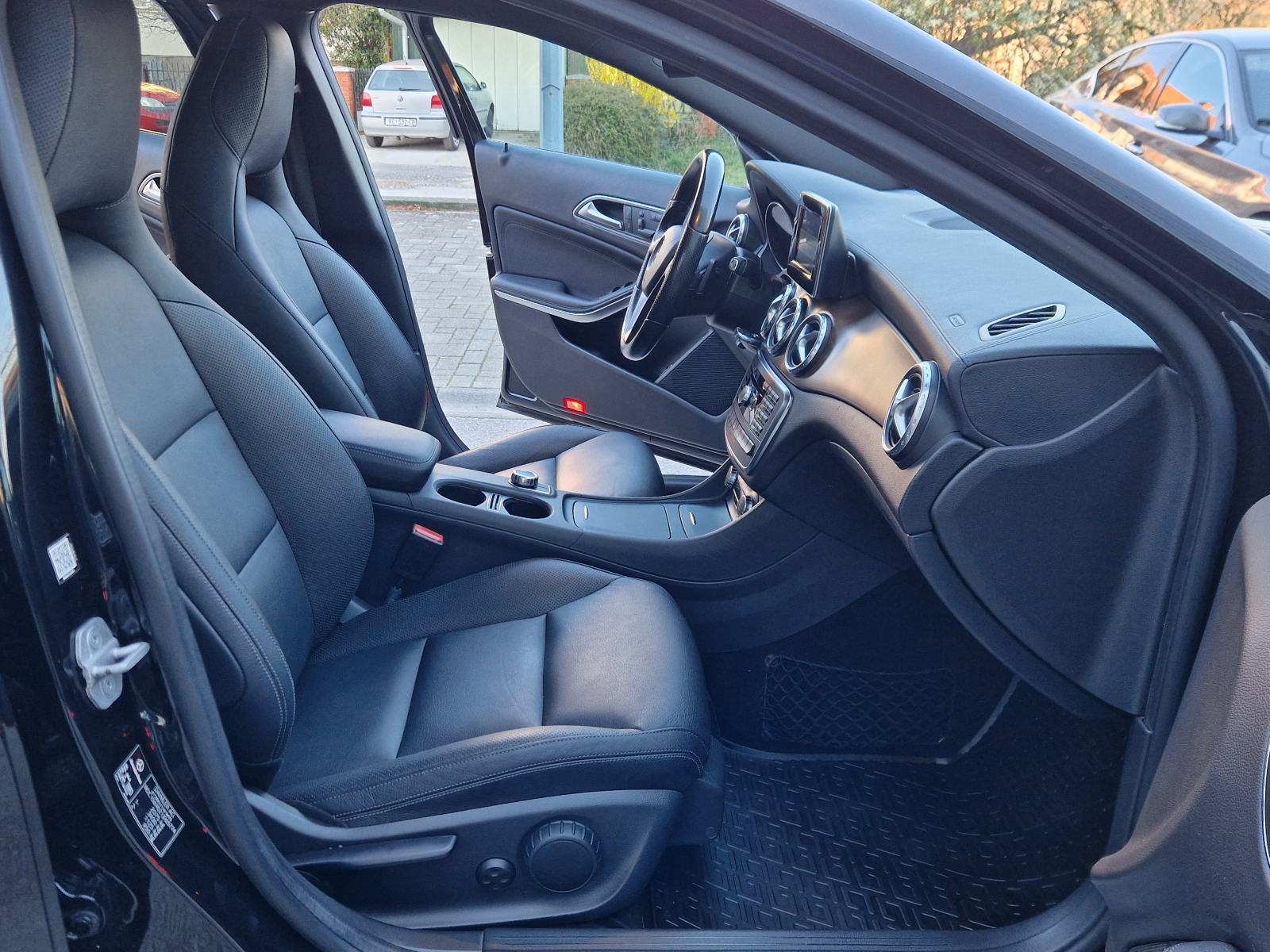 MERCEDES-BENZ GLA 200 CDI 4MATIC - BOGATA OPREMA-SERVISNA-REG.07/2027., fotografija 17