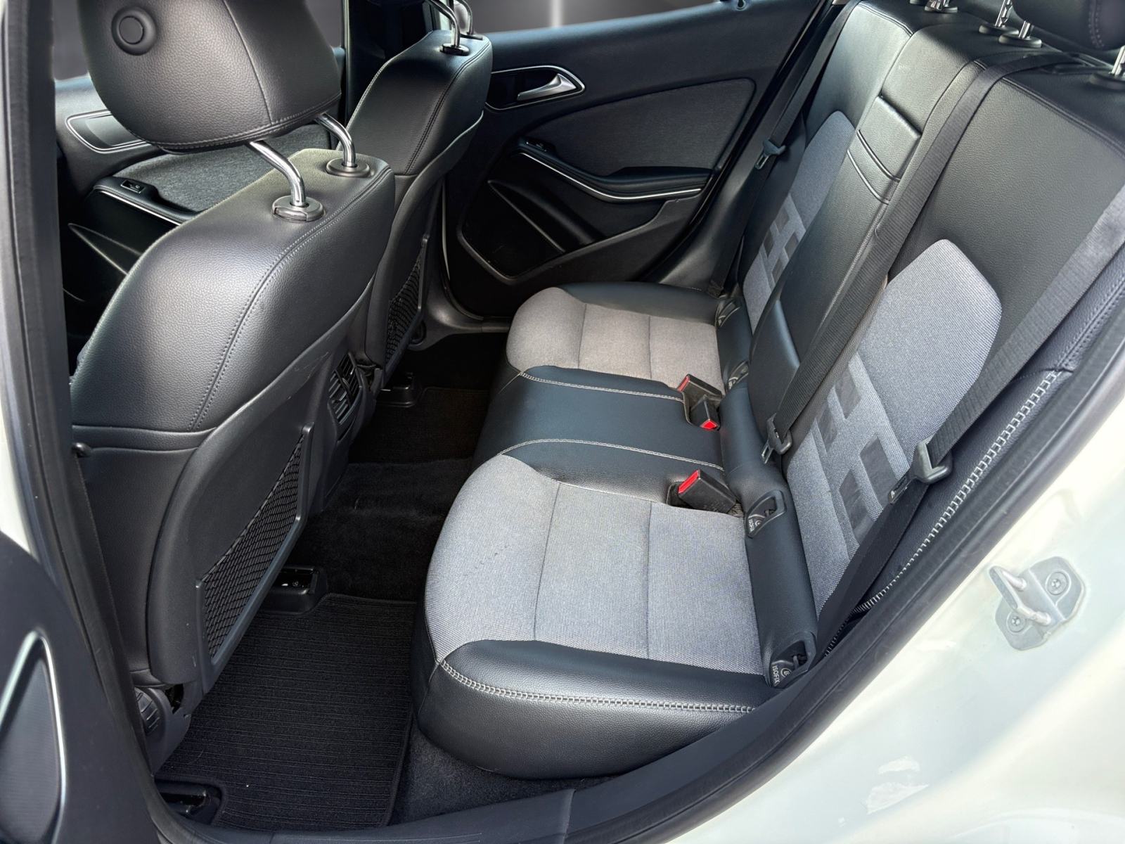 Mercedes-Benz GLA 200 CDI 4MATIC ODLICAN, fotografija 11
