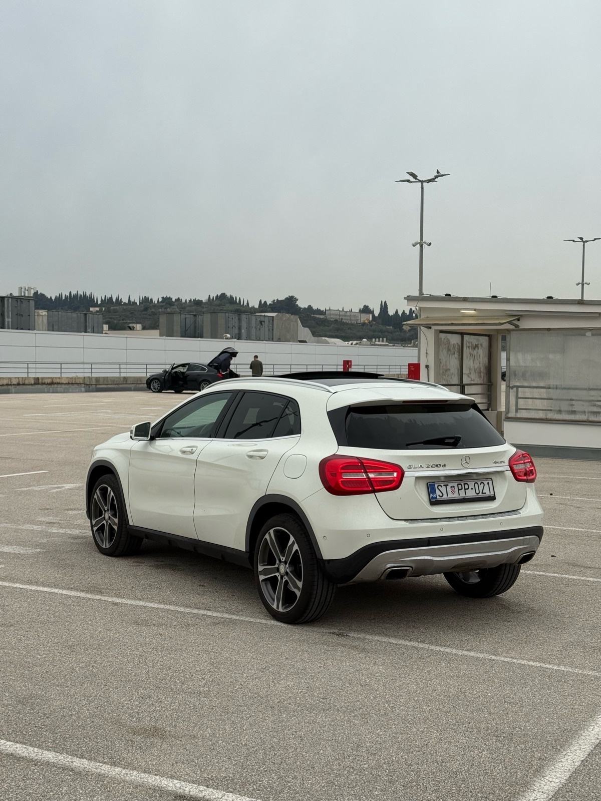 Mercedes-Benz GLA 200 d 4MATIC *AUTOMATIK*PANORAMA* ODLICNO STANJE, pogled izvana - slika 5