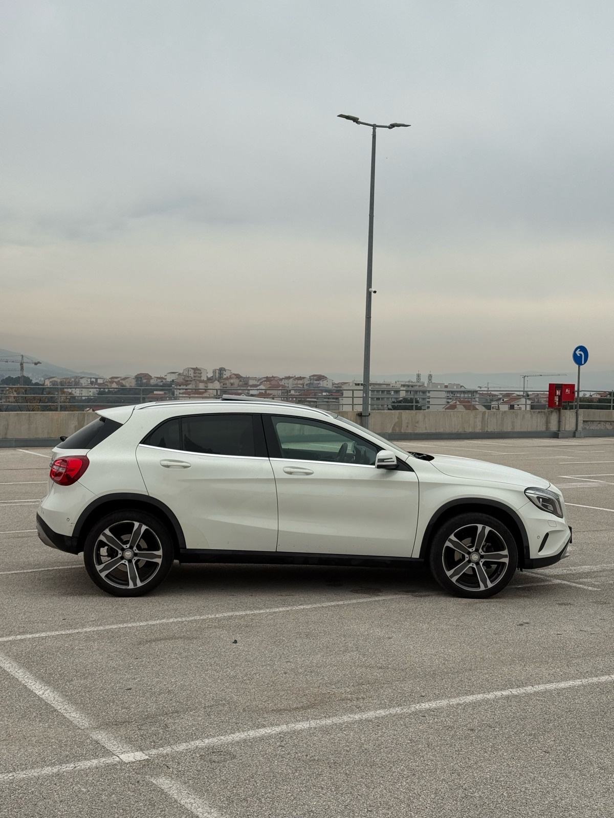 Mercedes-Benz GLA 200 d 4MATIC *AUTOMATIK*PANORAMA* ODLICNO STANJE, fotografija 7