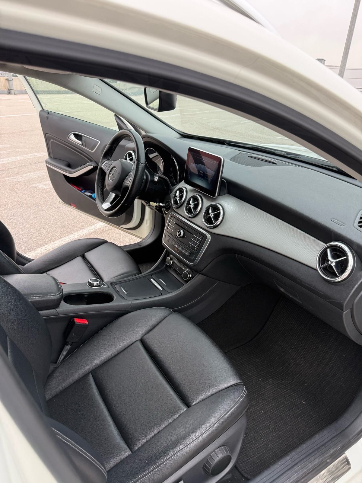 Mercedes-Benz GLA 200 d 4MATIC *AUTOMATIK*PANORAMA* ODLICNO STANJE, fotografija 20
