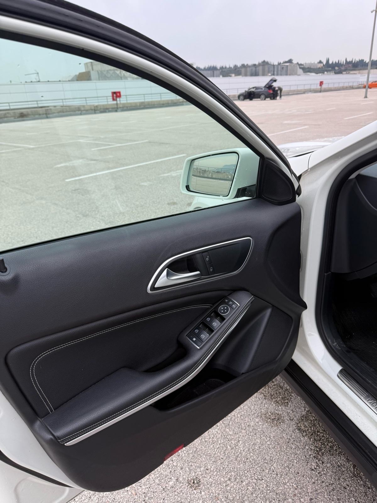 Mercedes-Benz GLA 200 d 4MATIC *AUTOMATIK*PANORAMA* ODLICNO STANJE, fotografija 15