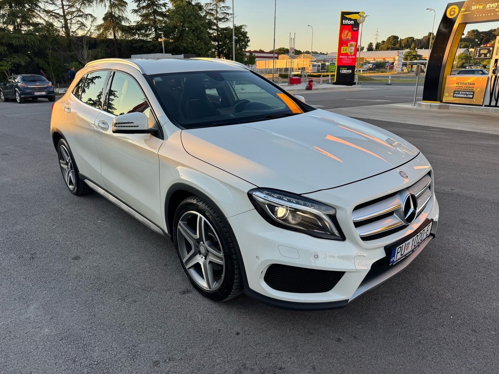 Mercedes-Benz GLA 220 CDI AT AMG / NAVIGACIJA / PARK ASSIST PILOT, fotografija 2