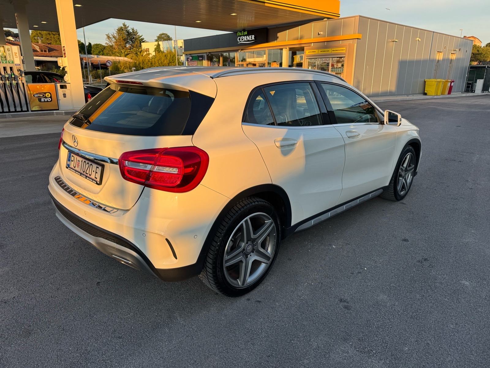 Mercedes-Benz GLA 220 CDI AT AMG / NAVIGACIJA / PARK ASSIST PILOT, fotografija 3