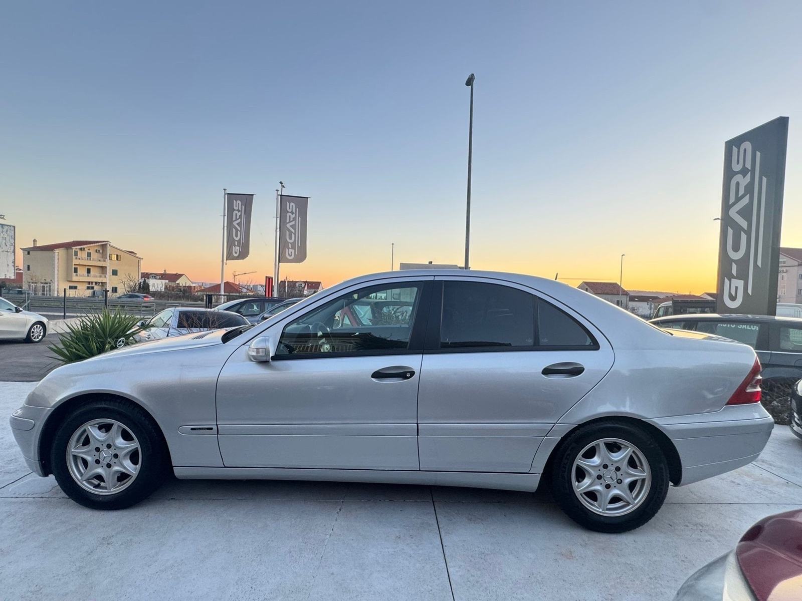 Mercedes C-klasa 220 CDI —Mod 2004—REG.GOD.DANA—NAVI—KAMERA—TOP STANJE, fotografija 3