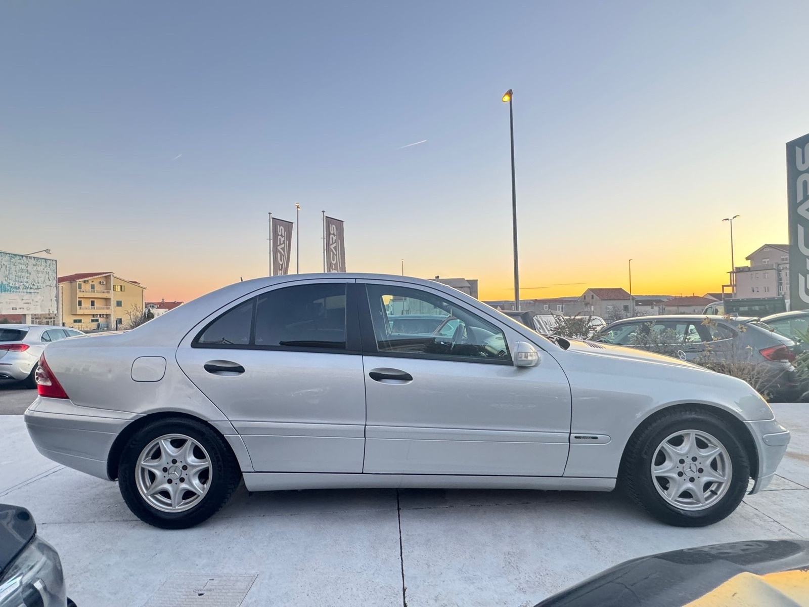 Mercedes C-klasa 220 CDI —Mod 2004—REG.GOD.DANA—NAVI—KAMERA—TOP STANJE, fotografija 9