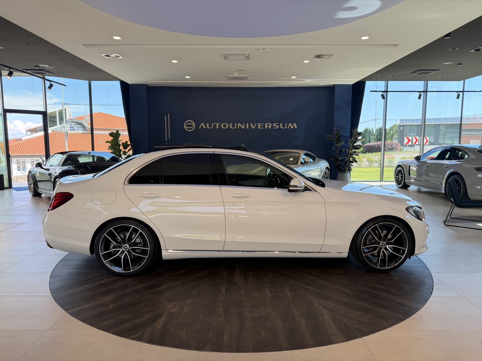 Mercedes C220d Avantgarde Aut. - LED, koža, panorama, reg. 02/2027, fotografija 6