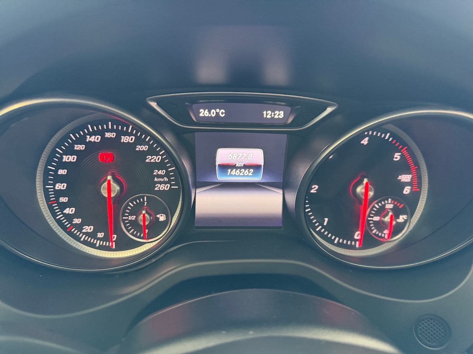MERCEDES CLA 200 D ✔️ LED ✔️ DUPLE GUME ✔️MALI SERVIS ✔OBROČNA OTPLATA, fotografija 15