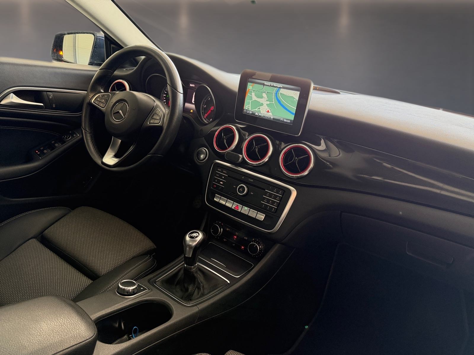 MERCEDES CLA 200 D ✔️ LED ✔️ DUPLE GUME ✔️MALI SERVIS ✔OBROČNA OTPLATA, fotografija 16