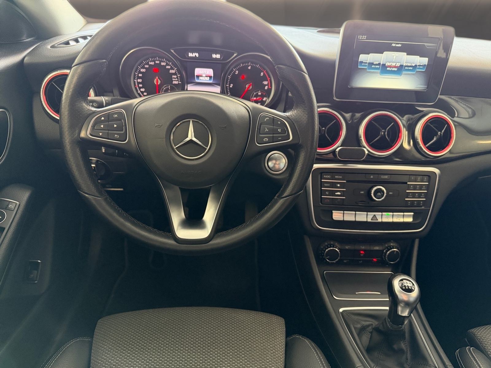 MERCEDES CLA 200 D ✔️ LED ✔️ DUPLE GUME ✔️MALI SERVIS ✔OBROČNA OTPLATA, fotografija 13