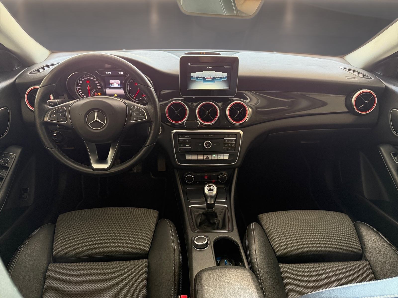 MERCEDES CLA 200 D ✔️ LED ✔️ DUPLE GUME ✔️MALI SERVIS ✔OBROČNA OTPLATA, fotografija 12