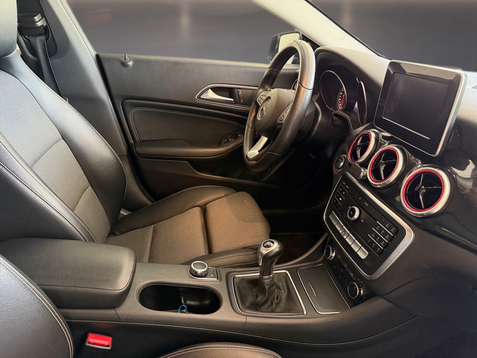 MERCEDES CLA 200 D ✔️ LED ✔️ DUPLE GUME ✔️MALI SERVIS ✔OBROČNA OTPLATA, fotografija 19