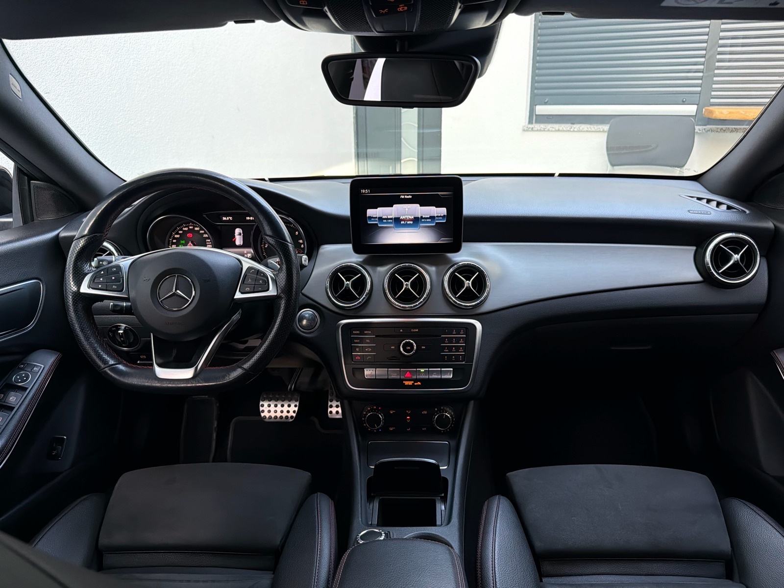 Mercedes CLA 200d AMG automatik-1. Vlasnik-Jamstvo-Leasing, fotografija 13