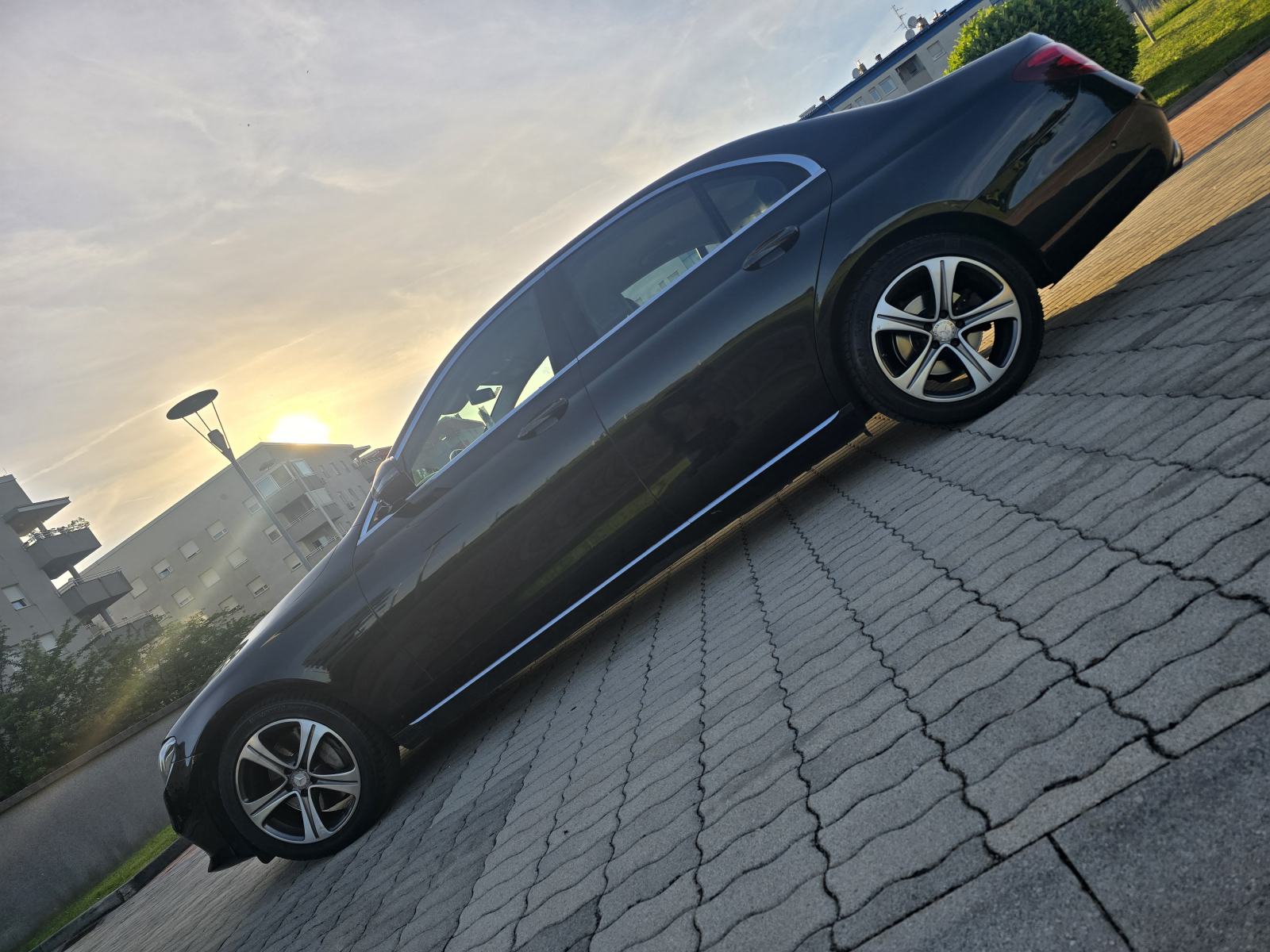 Mercedes-E-klasa Automatik Alu18,F1- Volan,Koza,Bi-Xsenon Kredit-Zamj, fotografija 4