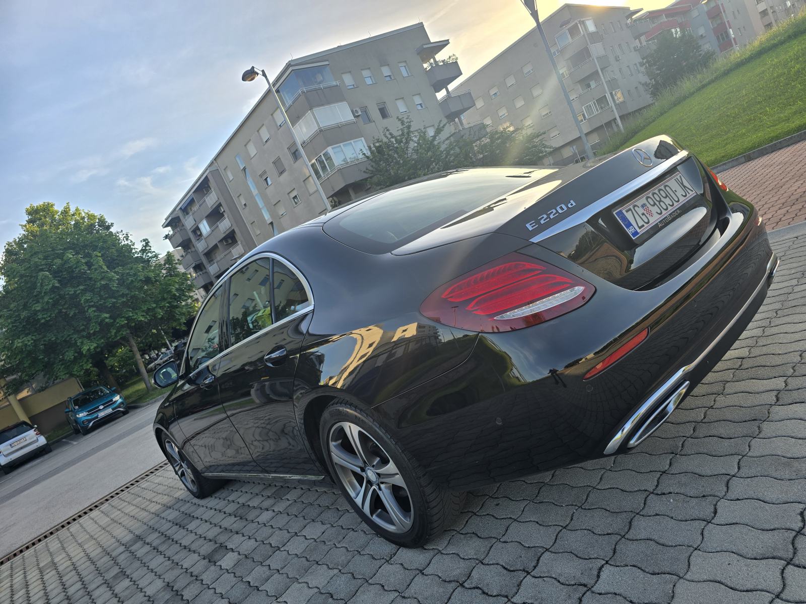 Mercedes-E-klasa Automatik Alu18,F1- Volan,Koza,Bi-Xsenon Kredit-Zamj, fotografija 5