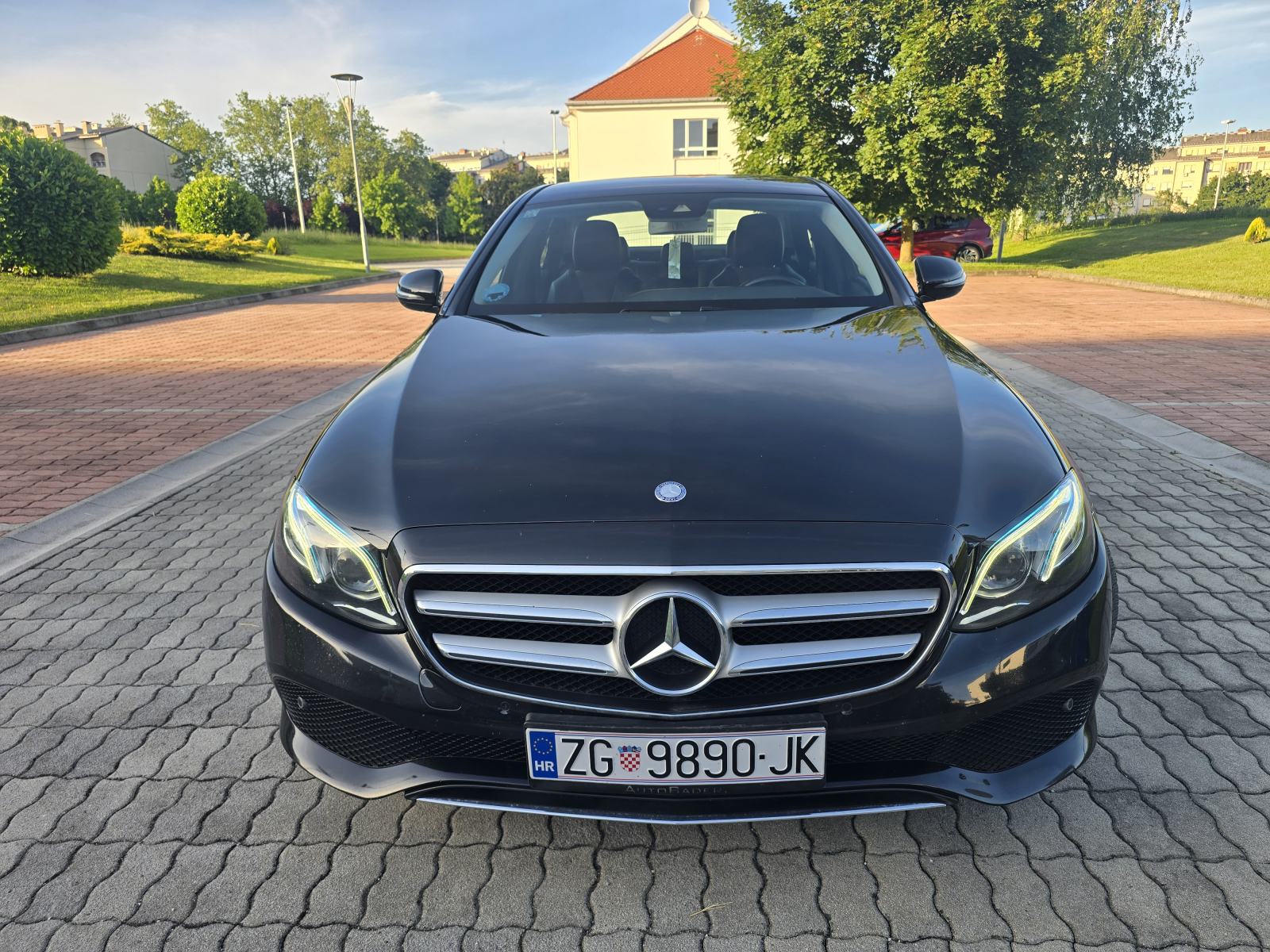 Mercedes-E-klasa Automatik Alu18,F1- Volan,Koza,Bi-Xsenon Kredit-Zamj, fotografija 2