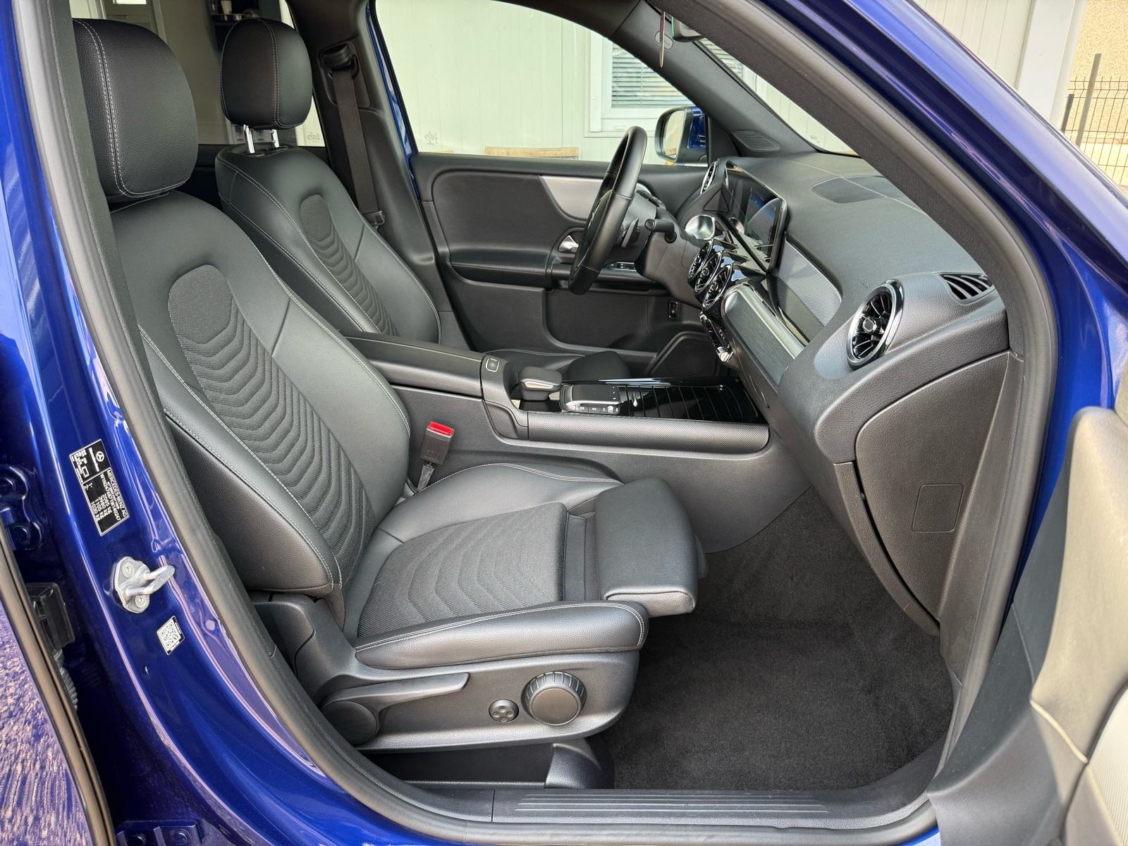 Mercedes GLB 200 AUTOMATIK °WIDESCREEN°KOŽA°LEASING BEZ UČEŠĆA°, fotografija 19