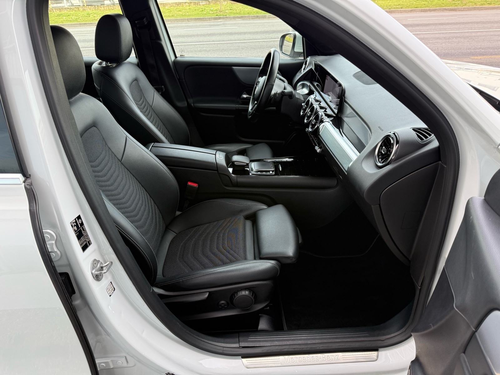 Mercedes GLB 200D AUTOMATIK °VELIKA NAVI°KAMERA°LEASING BEZ UČEŠĆA°, fotografija 19