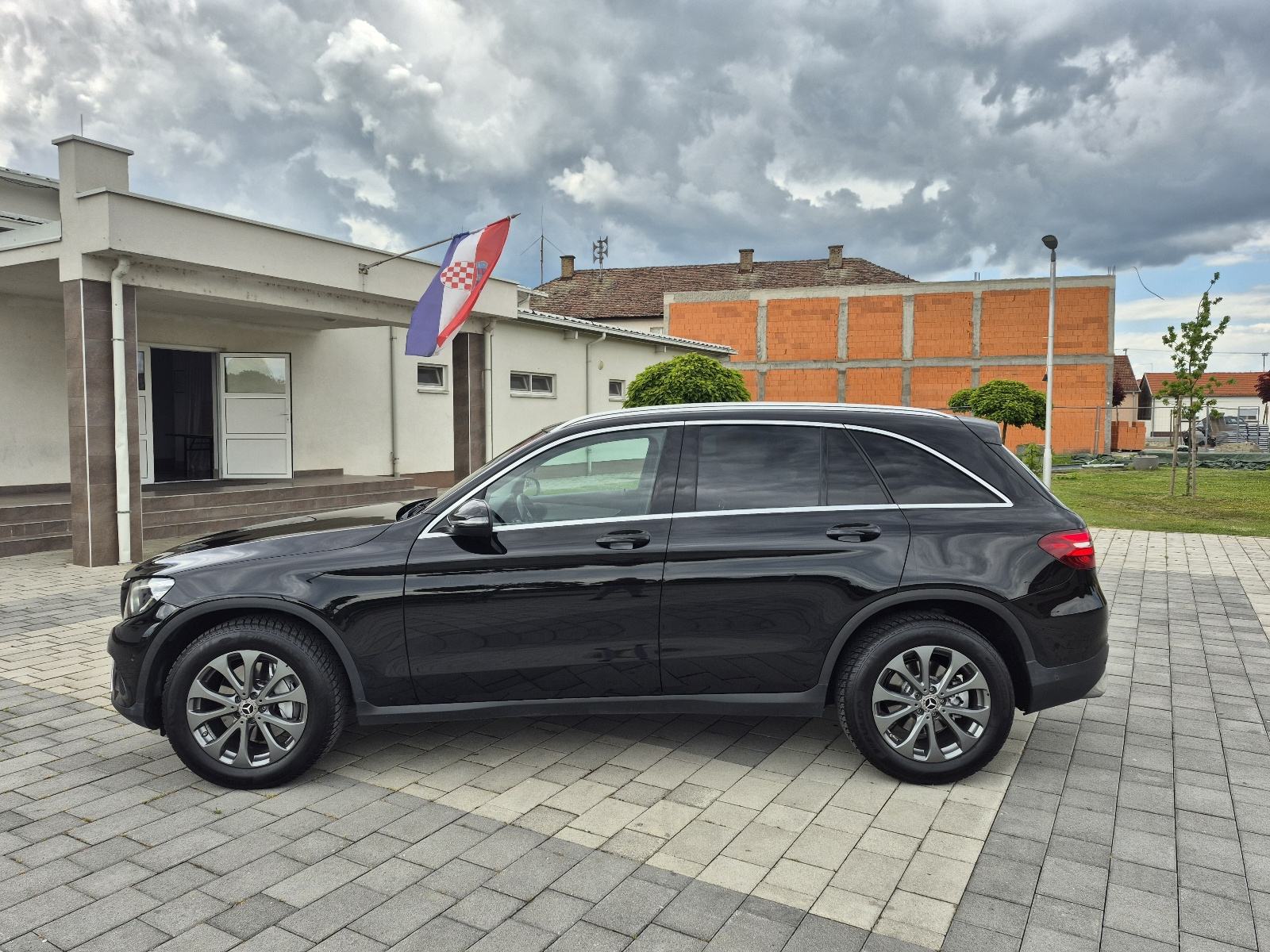 Mercedes GLC 220 d 4MATIC Ambient, kamera,mrtvi kut,kuka,9G,Keyless, pogled izvana - slika 4