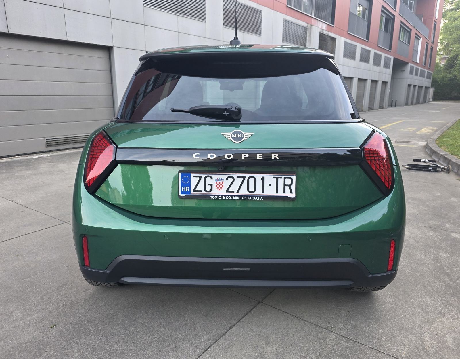 MINI Cooper Classic trim, British Racing Green IV Boja, automatic, ful, fotografija 3