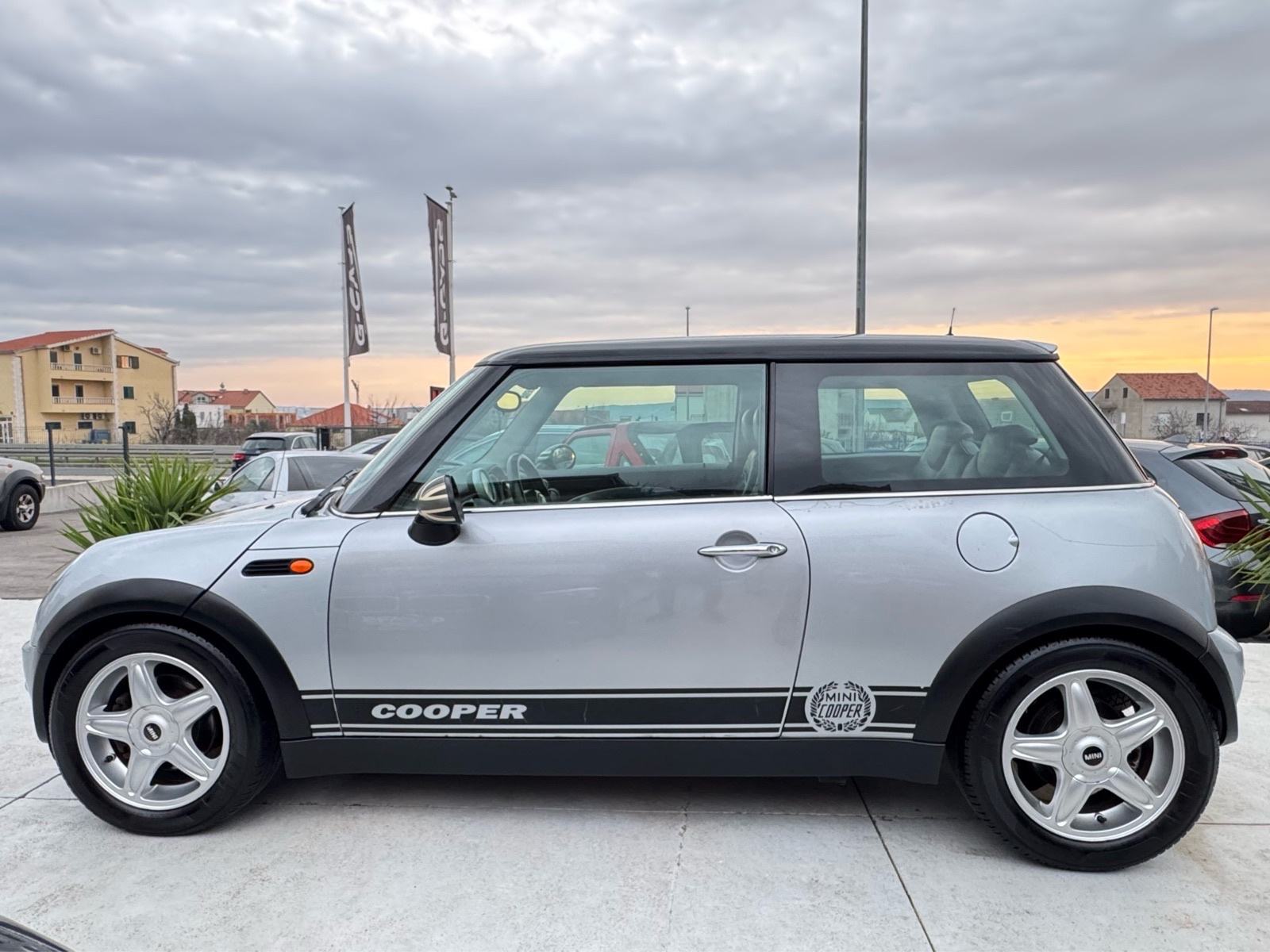 MINI Cooper 1,6 Benzin —Mod 2002—REG.GOD.DANA—KOŽA—KLIMA—ALU 16”—TOP!, fotografija 4