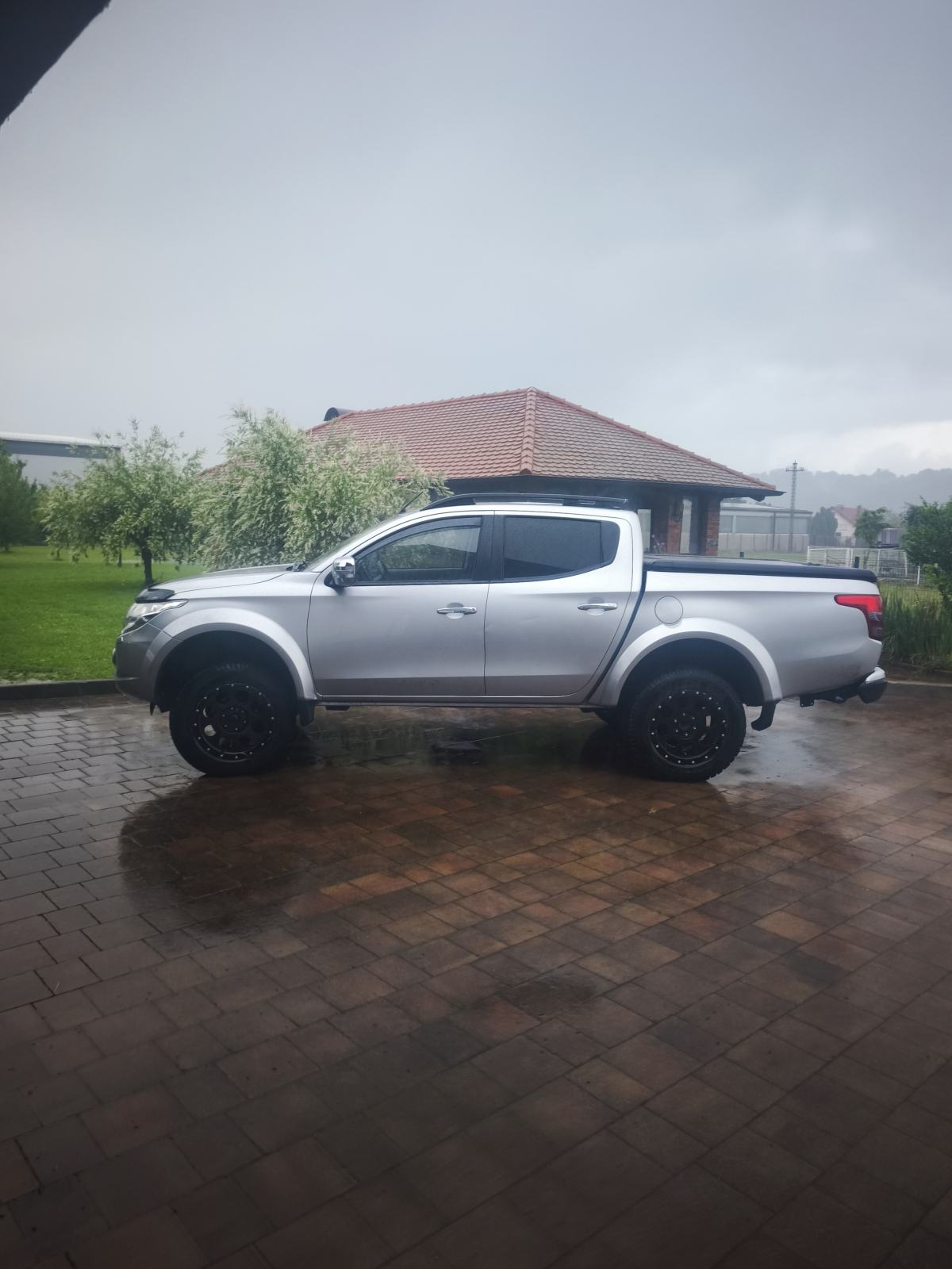 Mitsubishi L200 pick up automatik ,2.5, pogled izvana - slika 1