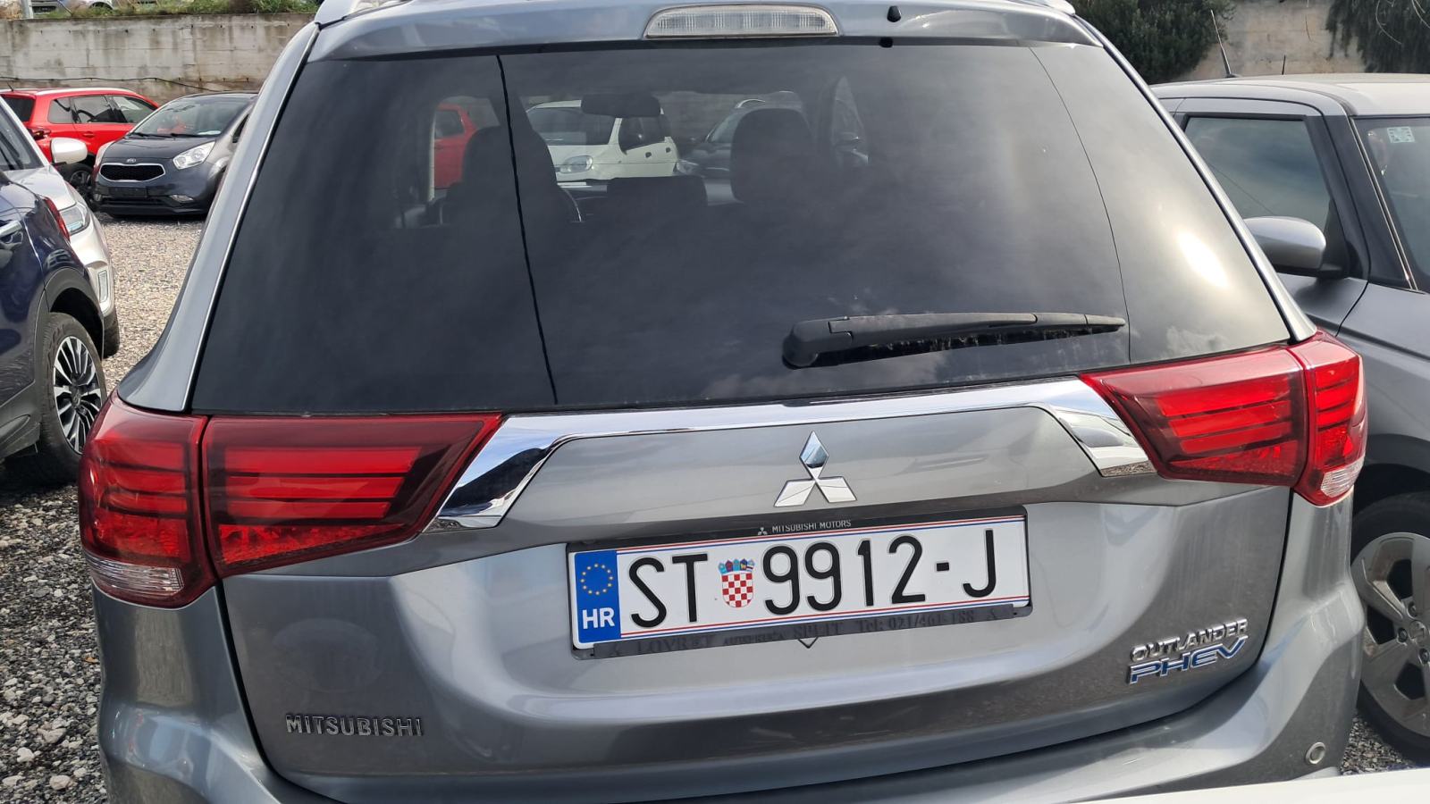 Mitsubishi Outlander 2,0 , PLUG-IN HYBRID EV / Dones 5.625€ i vozi ga, fotografija 4
