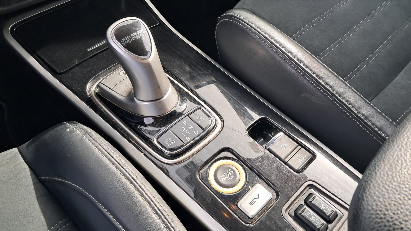 Mitsubishi Outlander 2,0 , PLUG-IN HYBRID EV / Dones 5.625€ i vozi ga, fotografija 17