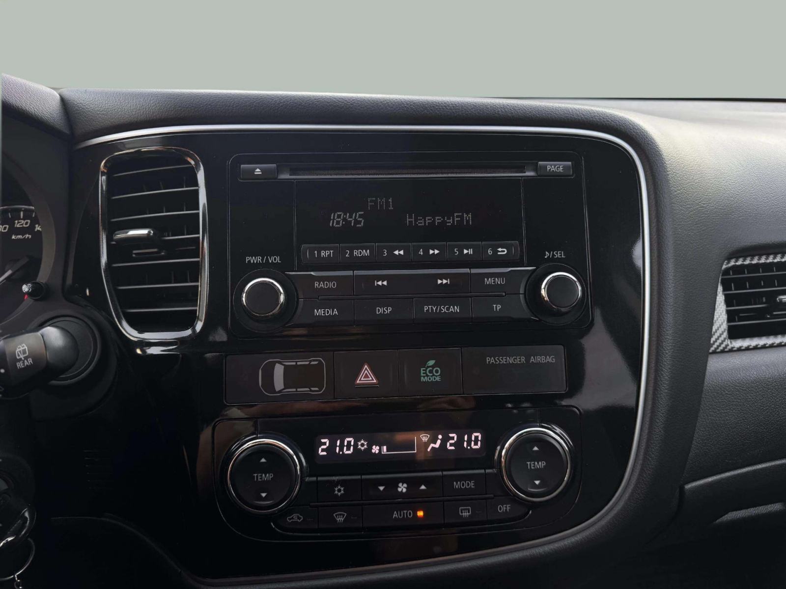 MITSUBISHI OUTLANDER 2,2 DI-D**REGISTRIRAN**SERVISIRAN**OČUVAN**, fotografija 17