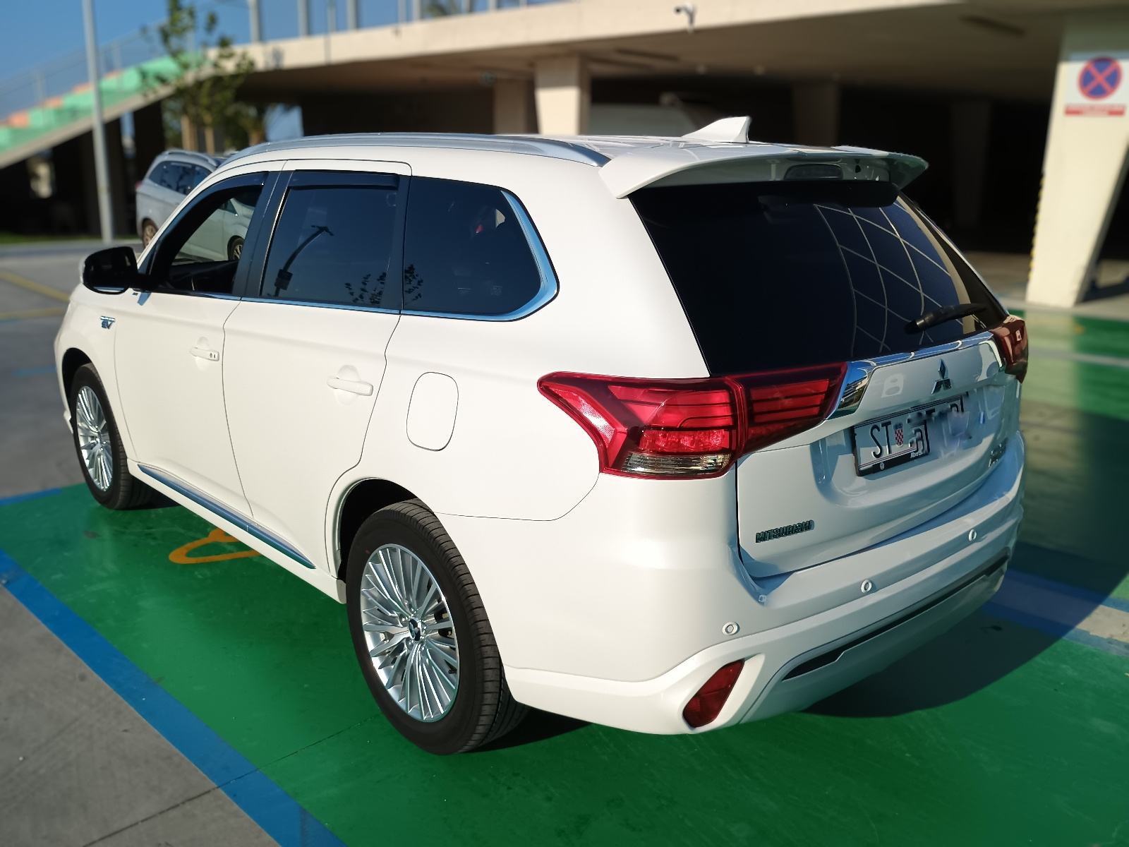 Mitsubishi Outlander 2,4 PHEV plug in Hybrid / LED / 2set alu / 225ks, fotografija 7