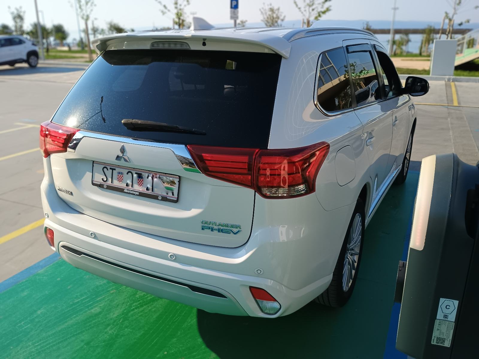 Mitsubishi Outlander 2,4 PHEV plug in Hybrid / LED / 2set alu / 225ks, fotografija 6