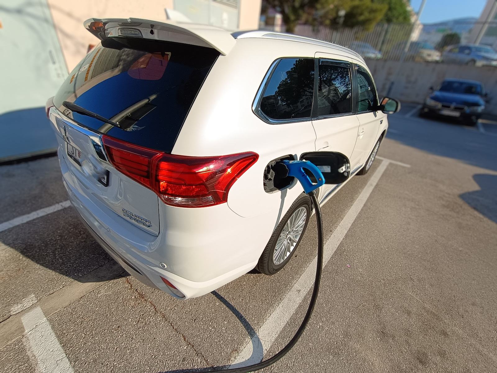 Mitsubishi Outlander 2,4 PHEV plug in Hybrid / LED / 2set alu / 225ks, fotografija 9