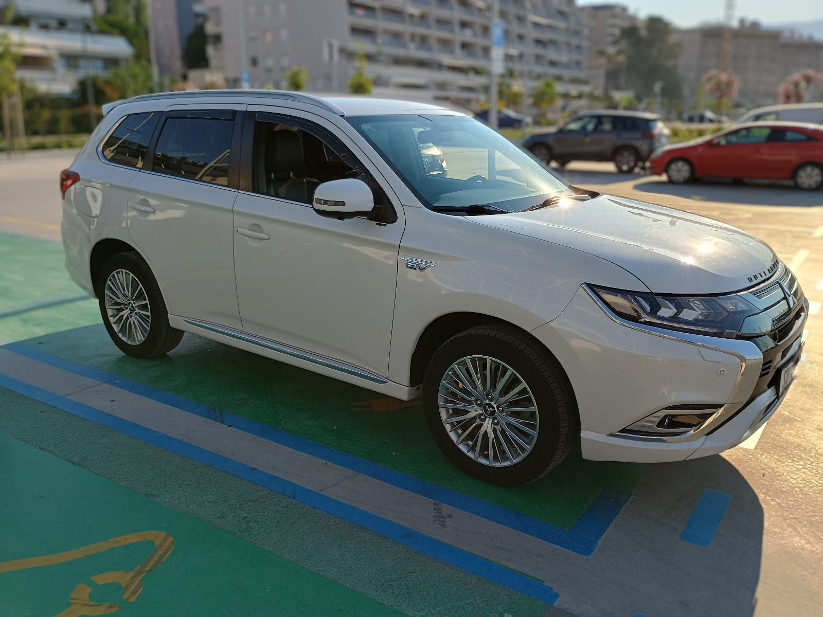 Mitsubishi Outlander 2,4 PHEV plug in Hybrid / LED / 2set alu / 225ks, fotografija 3