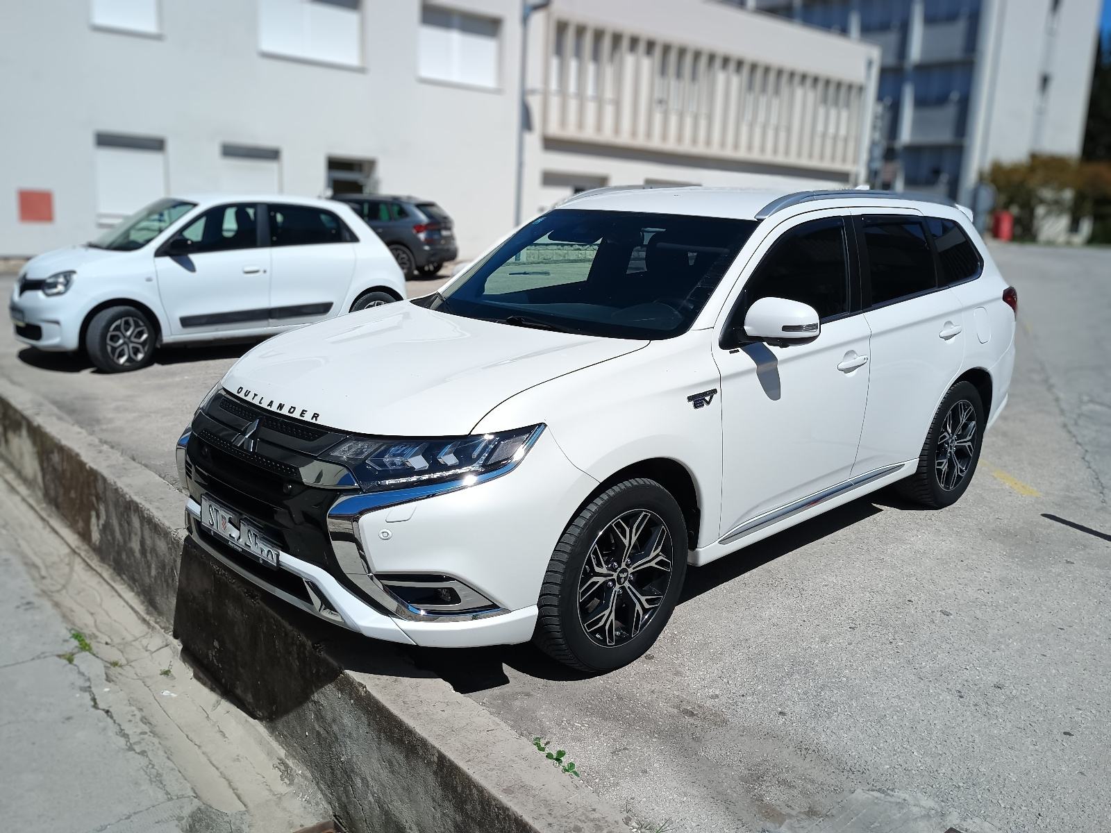 Mitsubishi Outlander 2,4 PHEV plug in Hybrid / LED / 2set alu / 225ks, fotografija 17