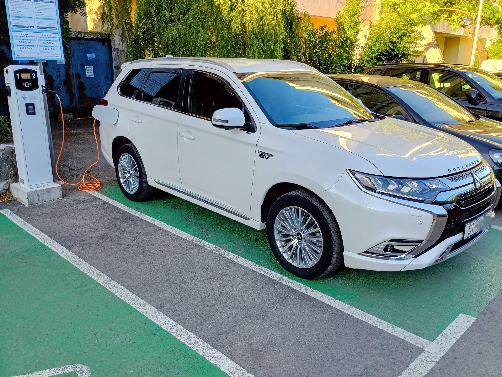 Mitsubishi Outlander 2,4 PHEV plug in Hybrid / LED / 2set alu / 225ks, fotografija 8