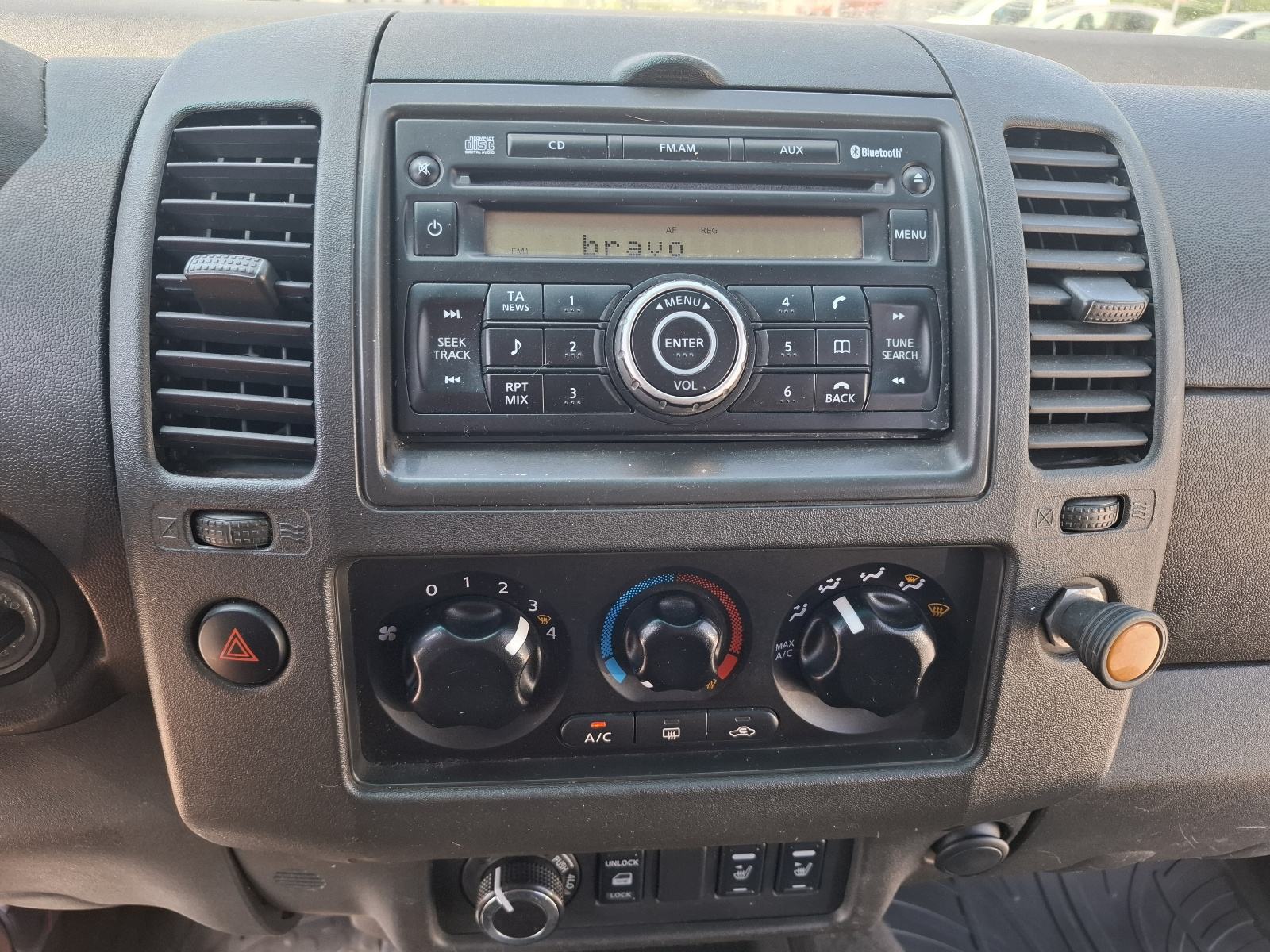 Nissan Navara 2.5 D N1 SA 4 SJEDALA 4X4-KLIMA-GRIJANJE SJEDALA, fotografija 16