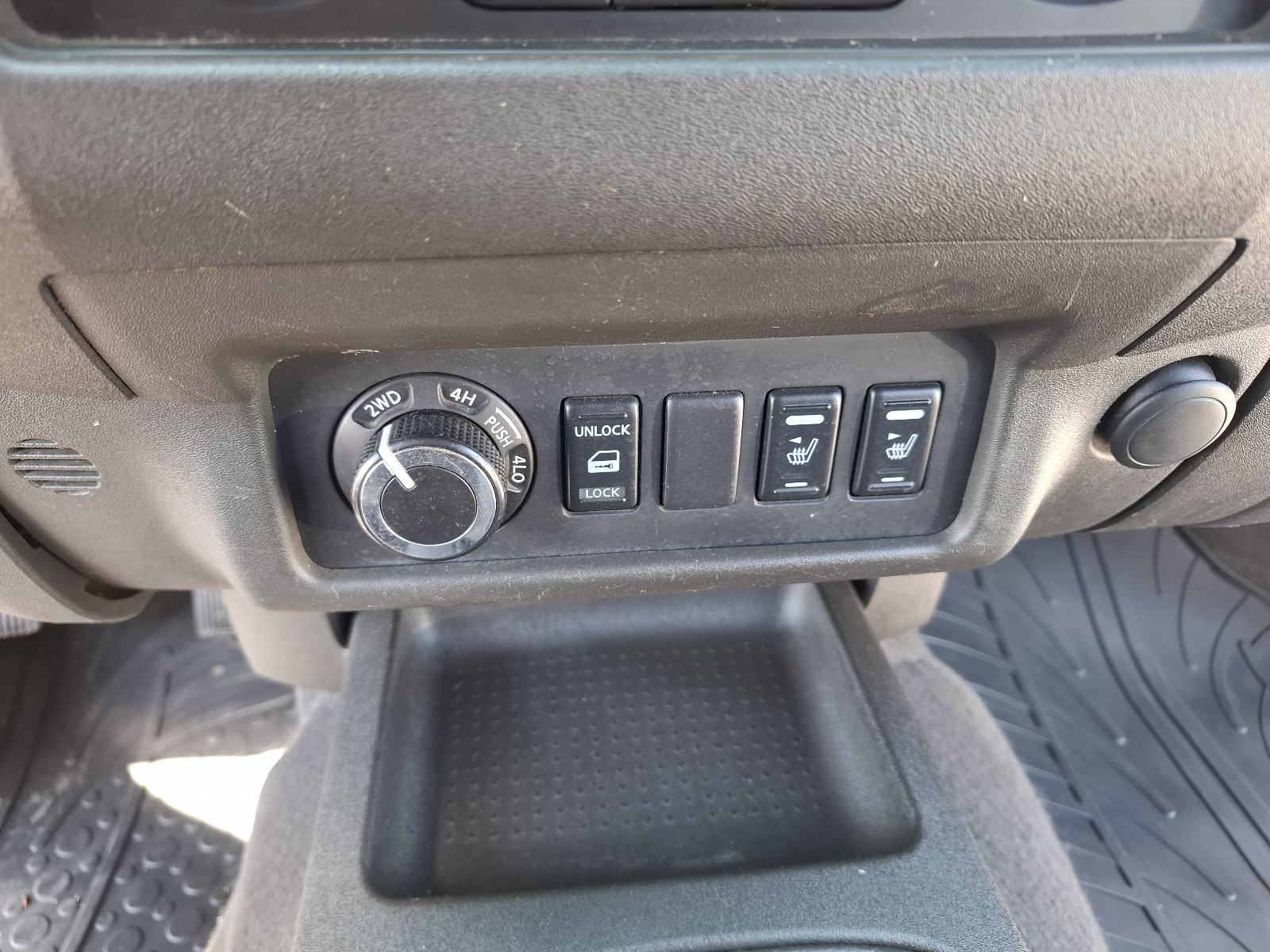 Nissan Navara 2.5 D N1 SA 4 SJEDALA 4X4-KLIMA-GRIJANJE SJEDALA, fotografija 14