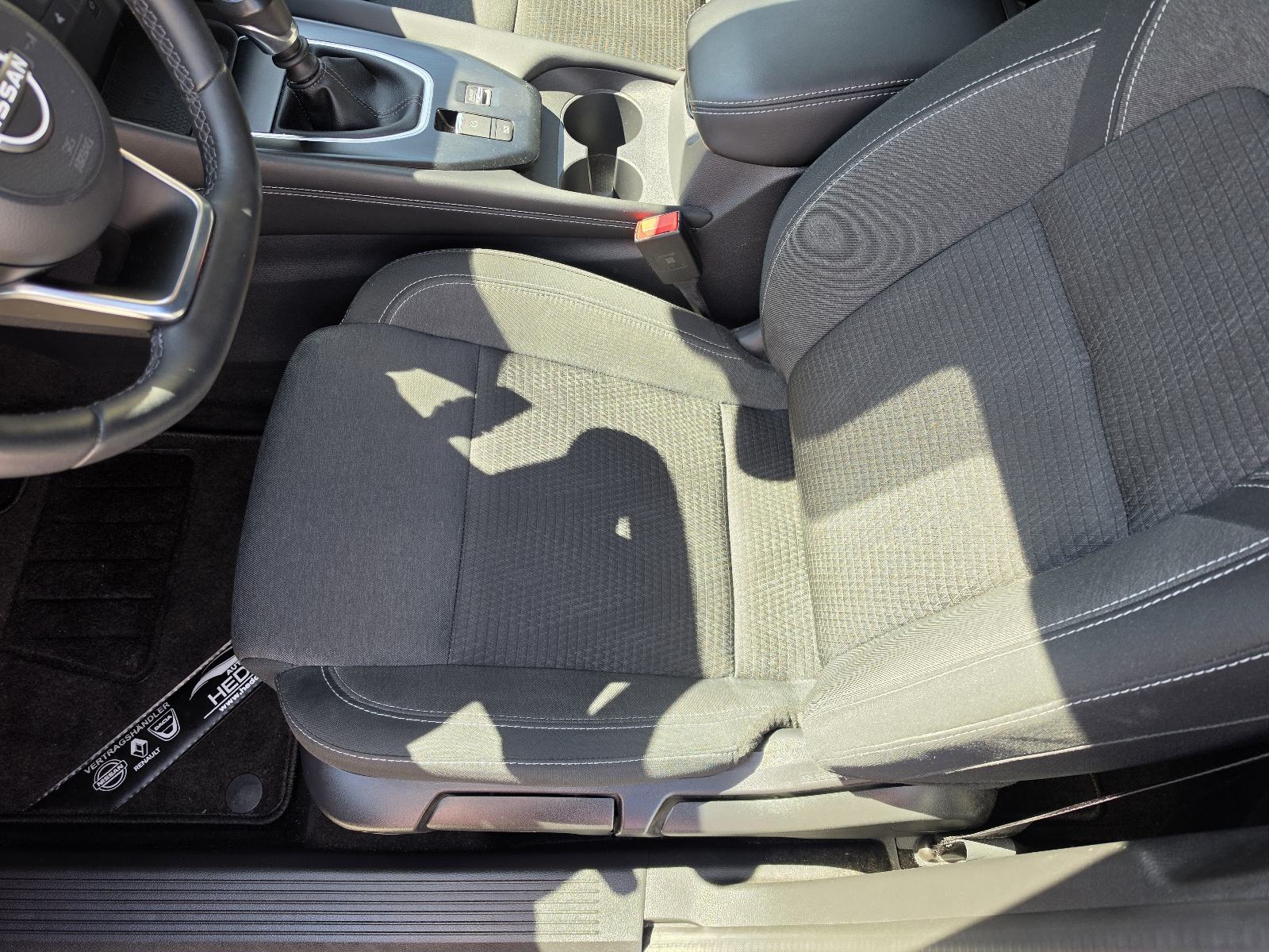 Nissan Qashqai 1.3 MHEV 22TKM,SERV.,NAVI.,LED,ALU.,KAM.360,VIRT.,N CON, fotografija 15