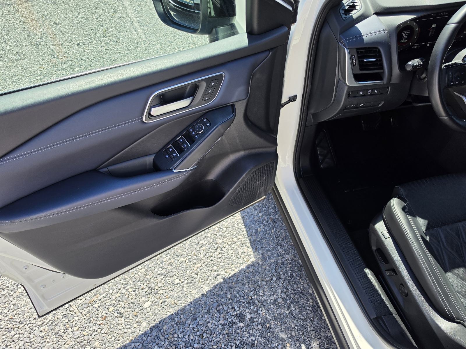 Nissan Qashqai 1.3 MHEV 48TKM,SERV.,NAVI.,LED,KAM.360,PANO,KOŽA,TEKNA+, fotografija 19