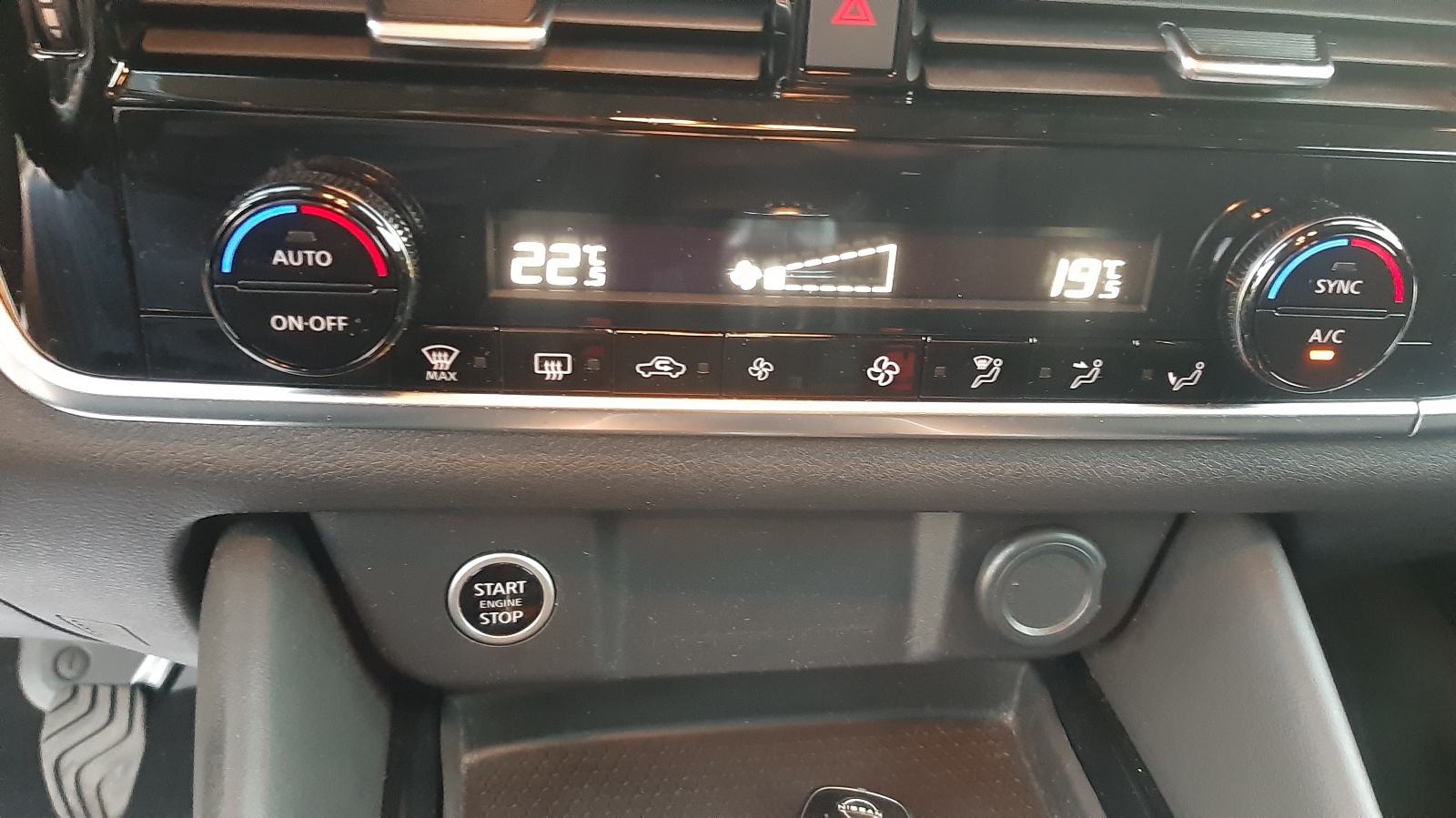 Nissan Qashqai 1.3-N CONNECTA-DVOBOJAN-KAMERA 360-VELIKA MEDIA-LED, fotografija 18