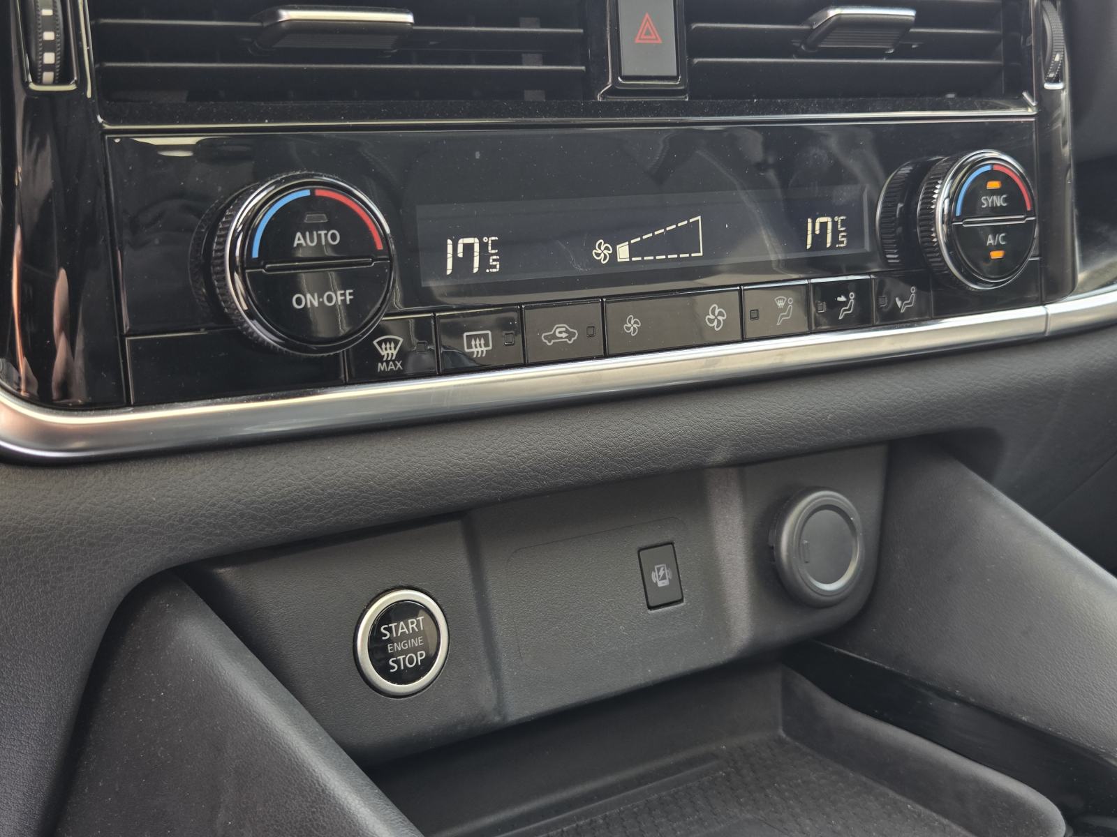 Nissan Qashqai 1,3 N-Connecta I PANO I VIRTUAL I HEAD UP I ACC i 360°, fotografija 17