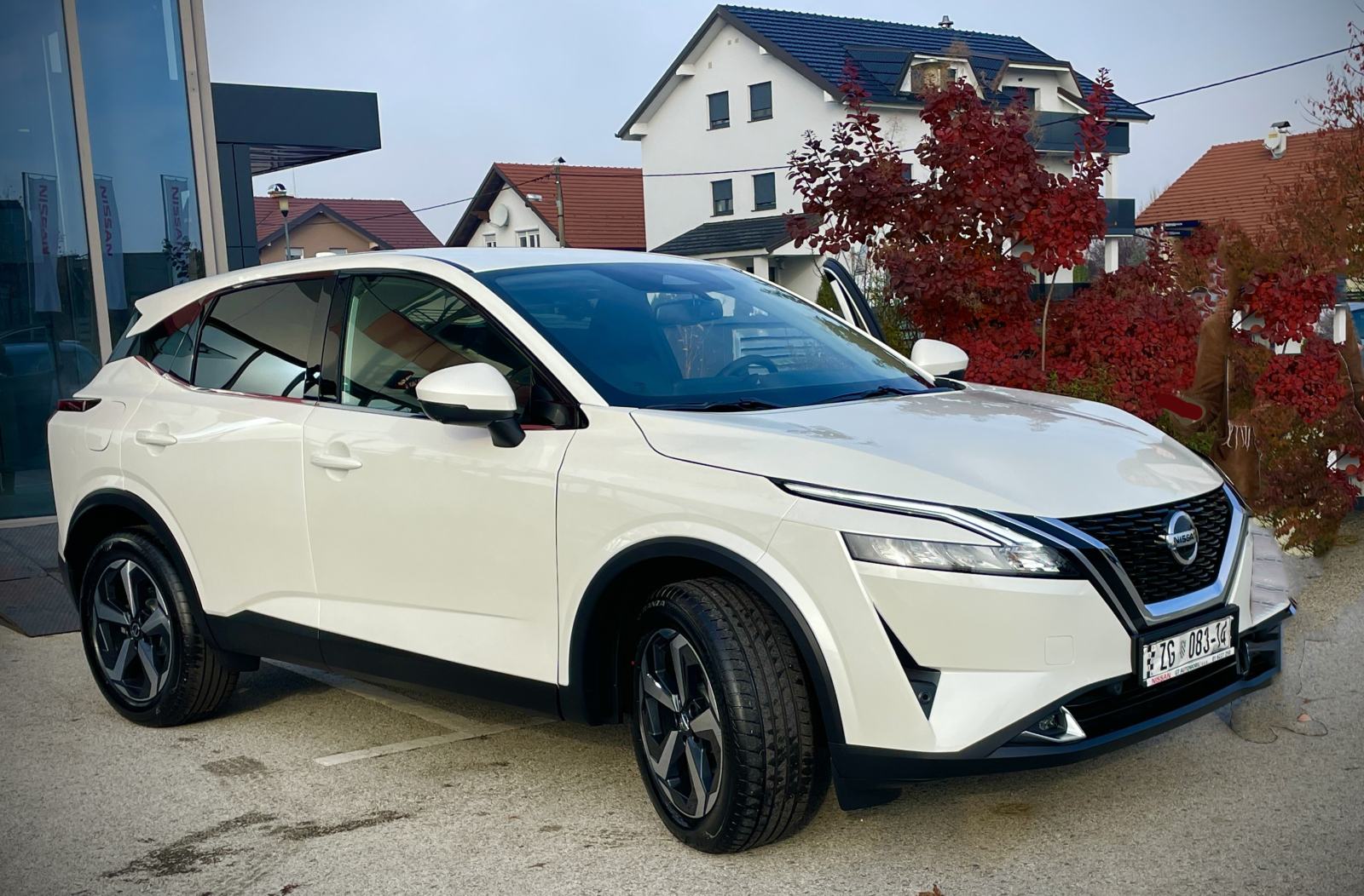 Nissan Qashqai 1.3 158 CVT - 22.000 km, pogled izvana