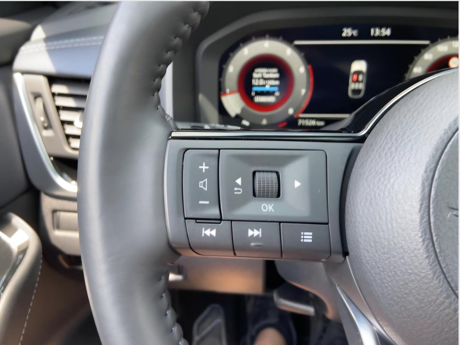 Nissan Qashqai 1,3MHEV,71TKM,NAVI,LED,KAMERA,ALU,PANO,GR.SJEDALA,TEKNA, fotografija 12