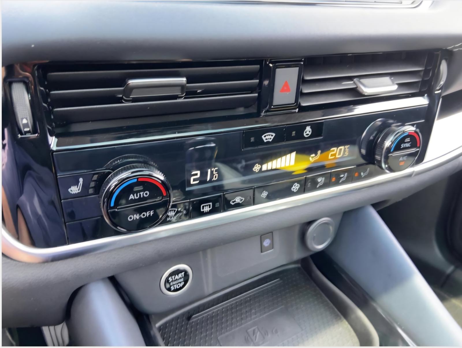 Nissan Qashqai 1,3MHEV,71TKM,NAVI,LED,KAMERA,ALU,PANO,GR.SJEDALA,TEKNA, fotografija 16