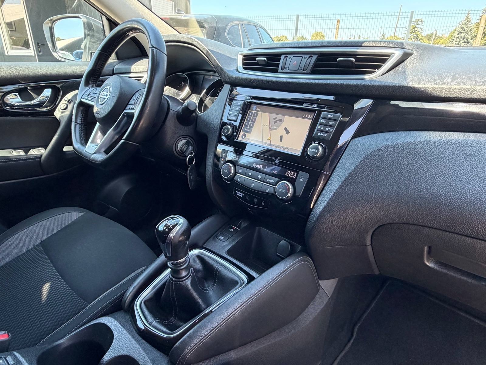 Nissan Qashqai 1,5 dCi N-Connecta V.Servis REG Kamera NAV R18 Servisna, fotografija 20