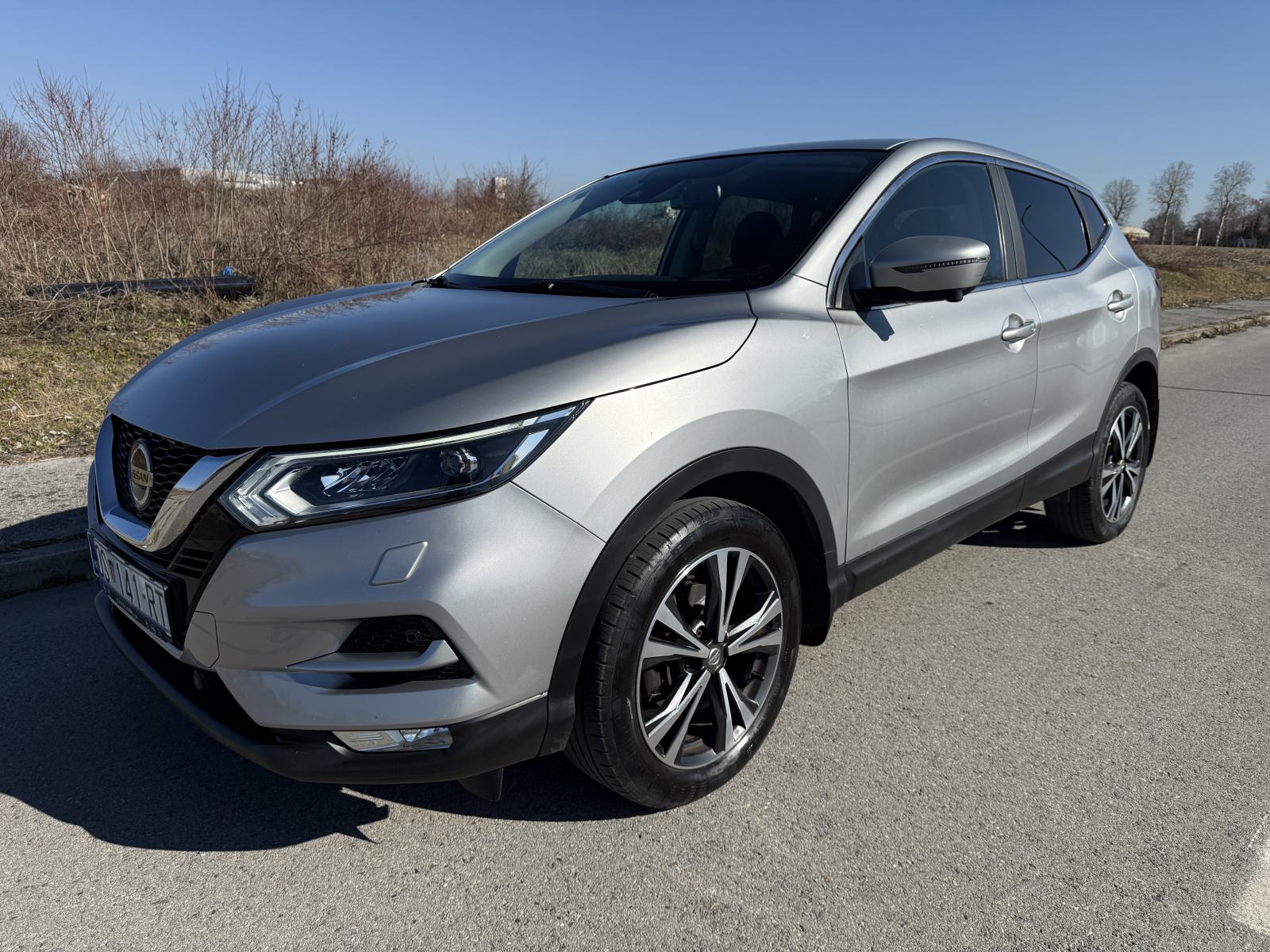 nissan-qashqai-1-5dci-reg1god-navi-led-lineassist-temp-carplay-keyless