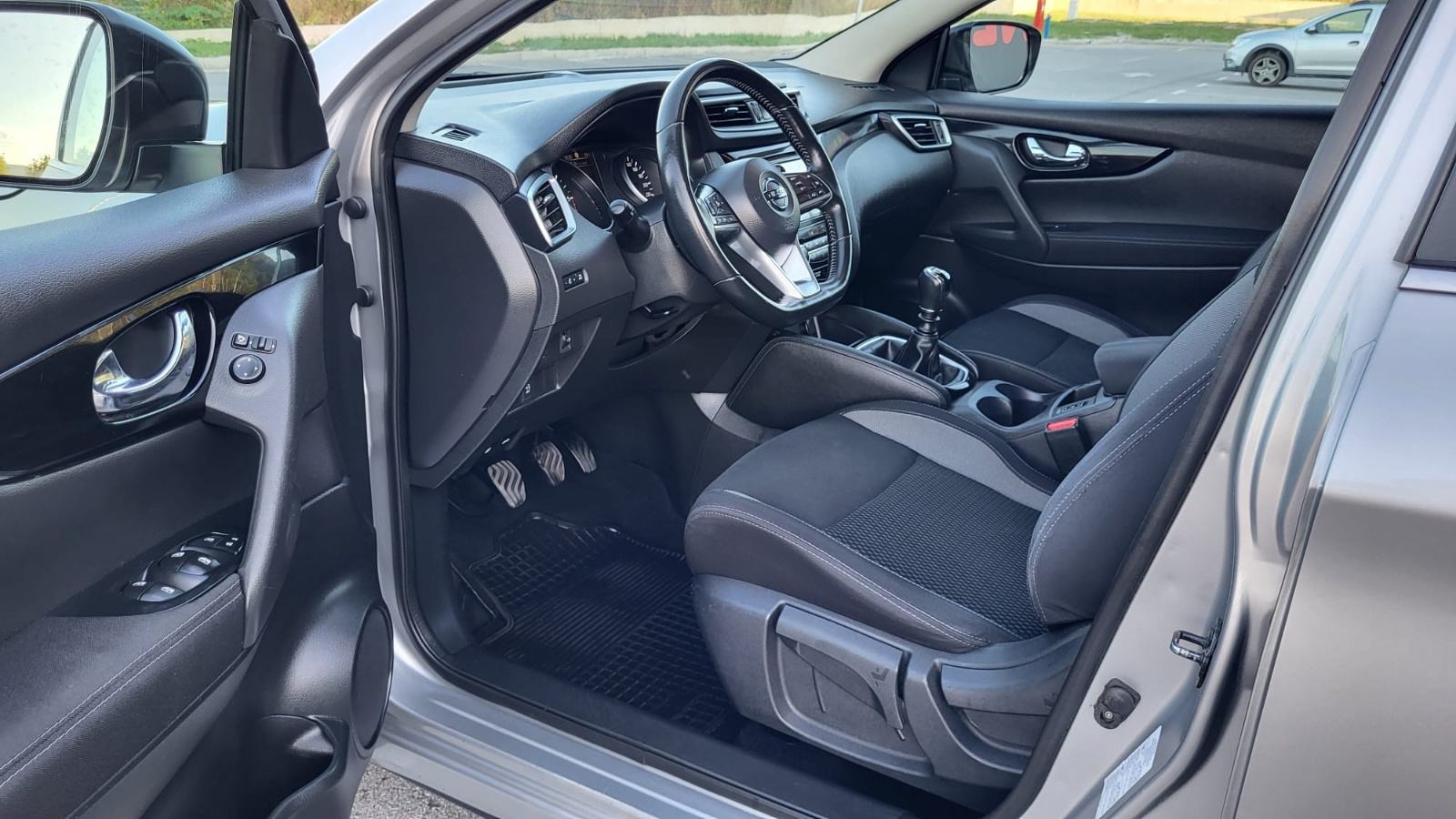 Nissan Qashqai 1,5 dCi REDIZAJN, NAVI, 121TKM.SERVISNA,REG.G.DANA, fotografija 18
