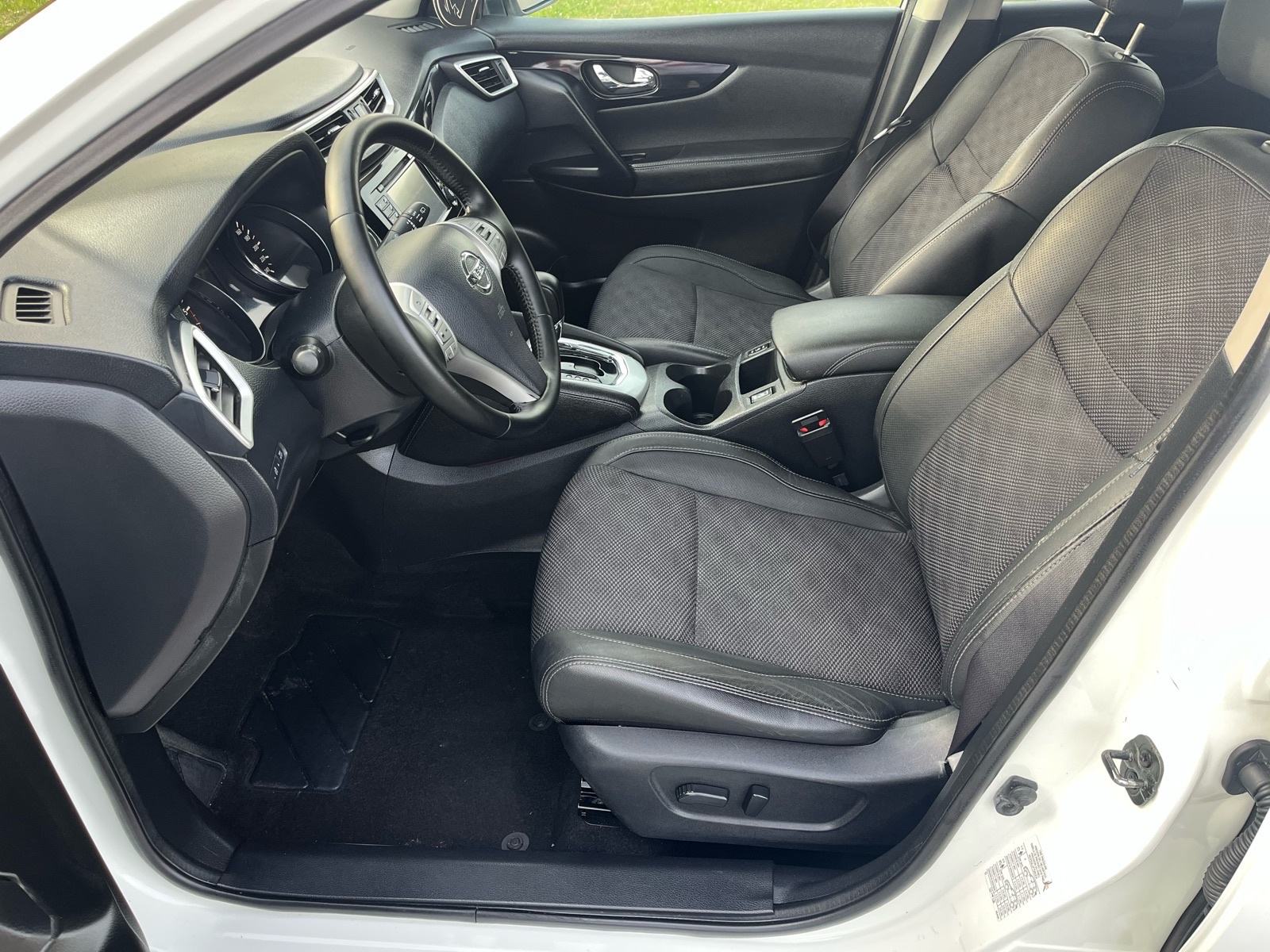 Nissan Qashqai 1,6 dCi Automatik Panorama Kamere360 Xenon Keyless, fotografija 15