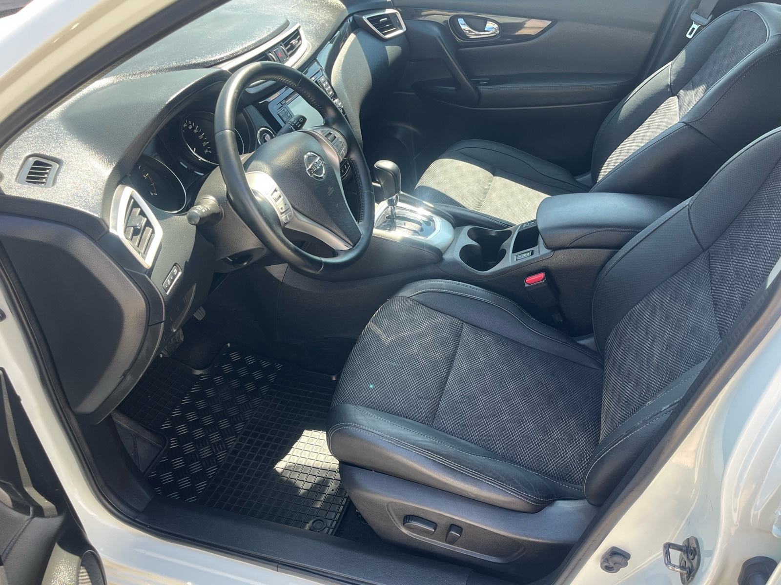 Nissan Qashqai 1,6 dCi Automatik Panorama Kamere360 Xenon Keyless, fotografija 20
